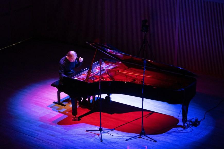 Ville Hautakangas soittaa flyygeliä 12 Premieres -konserttisarjan konsertissa.