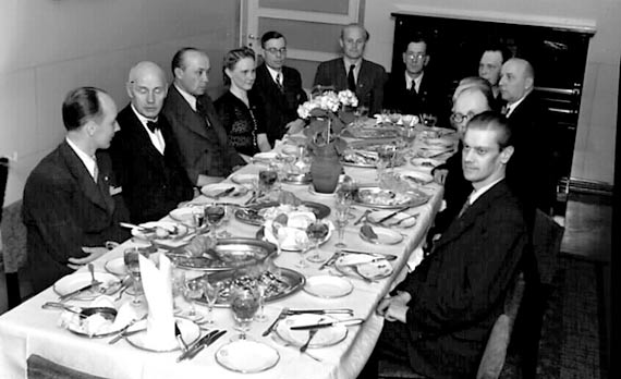 Aamulehden toimitus illallisella 1941